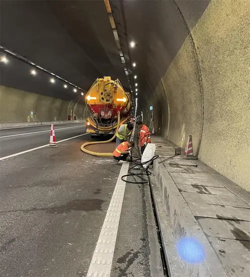 抱罗镇隧道排水渠清淤